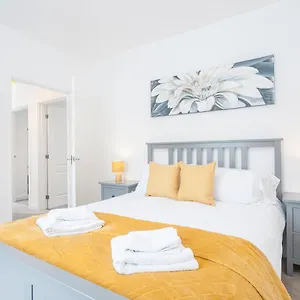  Apartment Modern 2 Bedroom Next To Bay With Parking United Kingdom