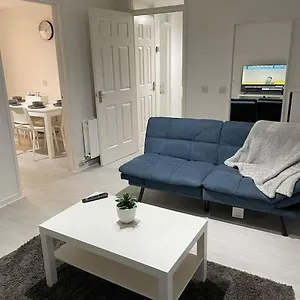  Apartment Chic: Elegant 2br Sleeps 5, Prime Location United Kingdom